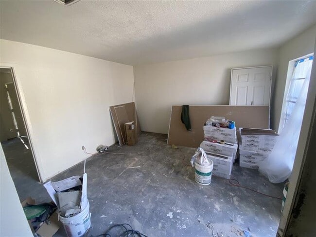 Building Photo - 2/1 Townhouse with covered parking