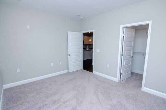 Building Photo - Stunning Condo with Garage space