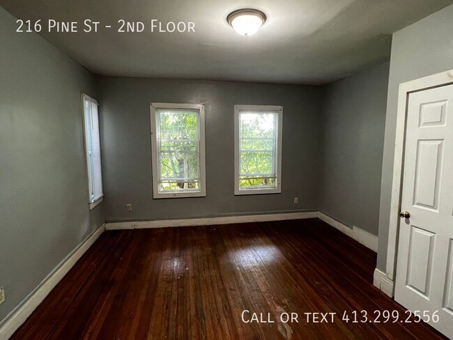 Building Photo - Large, Four Bedroom Unit Close To Food, Sh...