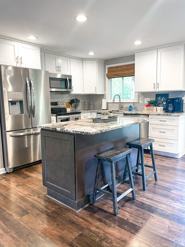 Building Photo - 11501-11505 5 Cedars Rd