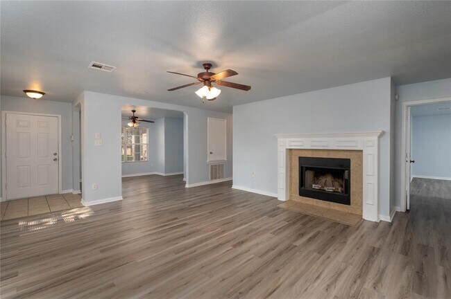 Building Photo - 2401 Haven Dr