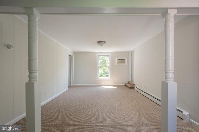 Building Photo - 207 E Nelson Ave