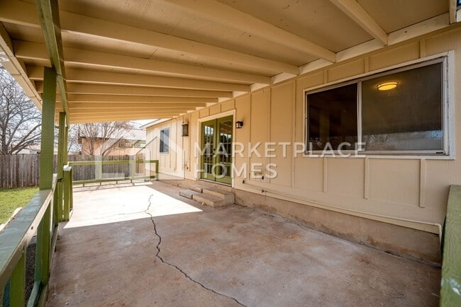 Building Photo - 1804 Easton Dr