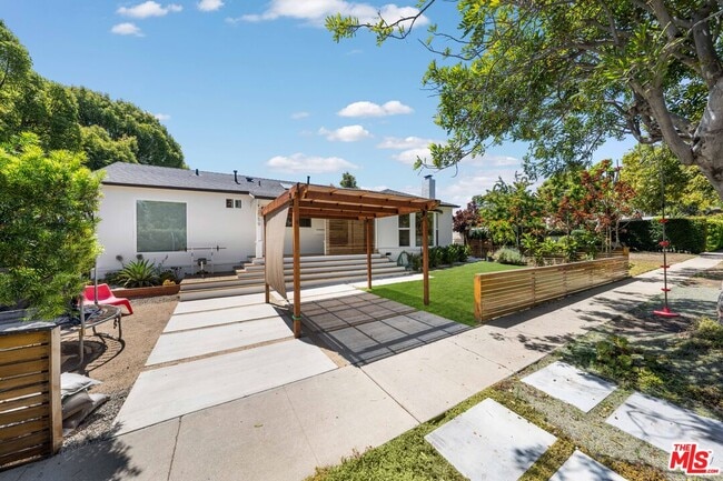 Building Photo - 2559 Colby Ave