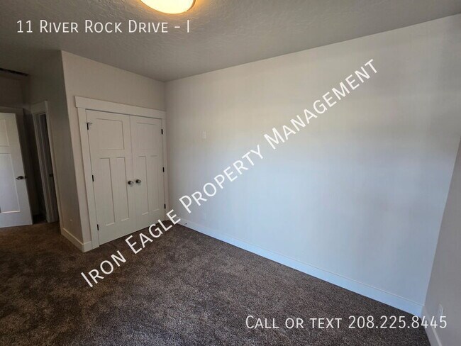 Building Photo - 11 River Rock Dr