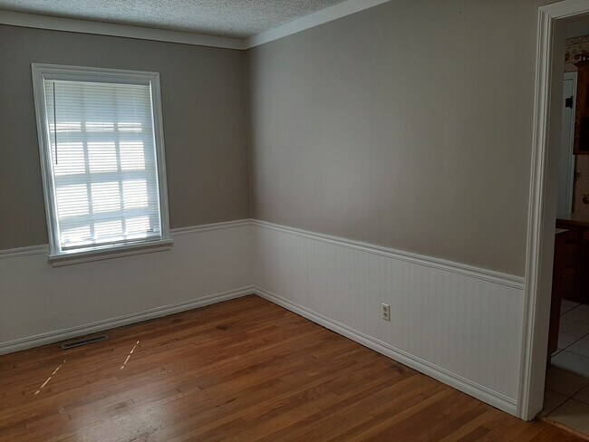 Building Photo - Very cute 2 Bedroom home on a corner lot f...