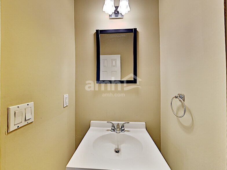 Building Photo - 1852 Clear Springs Ln