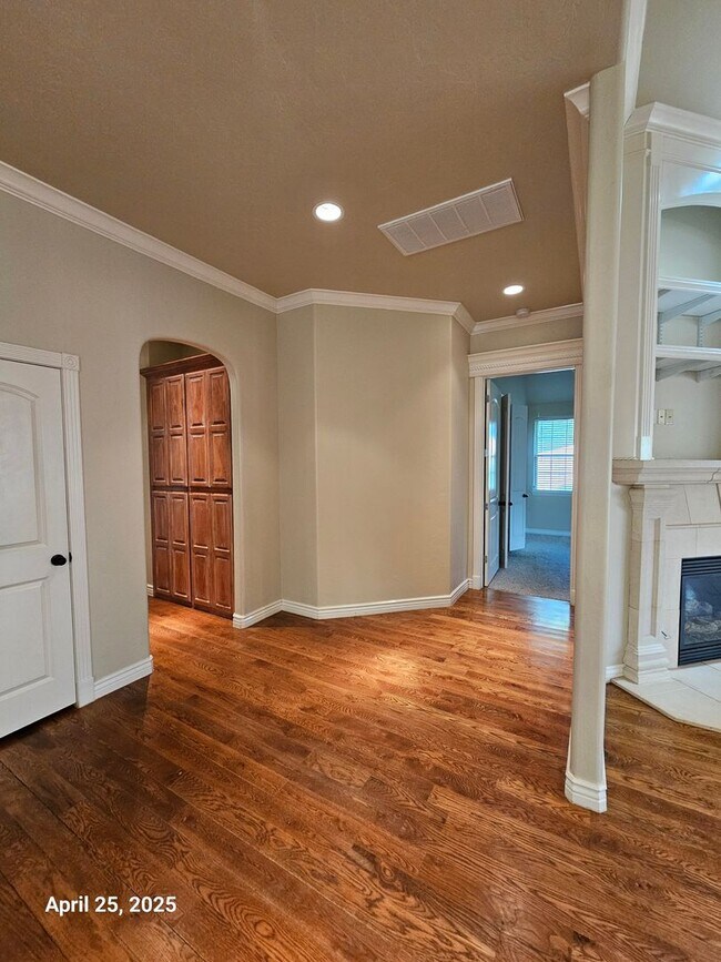 Building Photo - (3) Bed/(2) Bath In Tuscany Court Avail NOW!