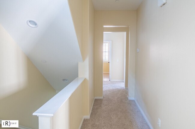 Building Photo - Lovely tri-level condo located in the gated community of Bellafina