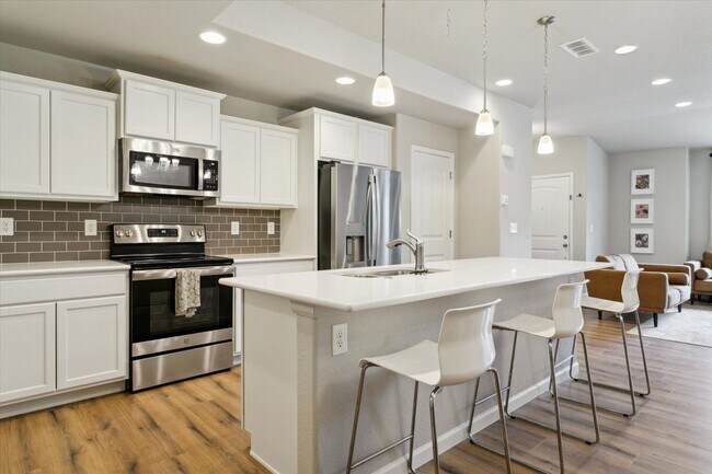 Building Photo - Charming Townhome in East Widefield!