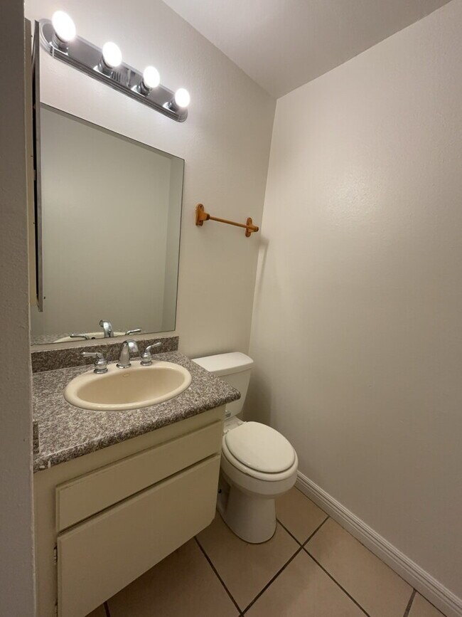 Building Photo - 2 Bedroom, 1 1/2 bathrooms property + Community with pool awaits!.