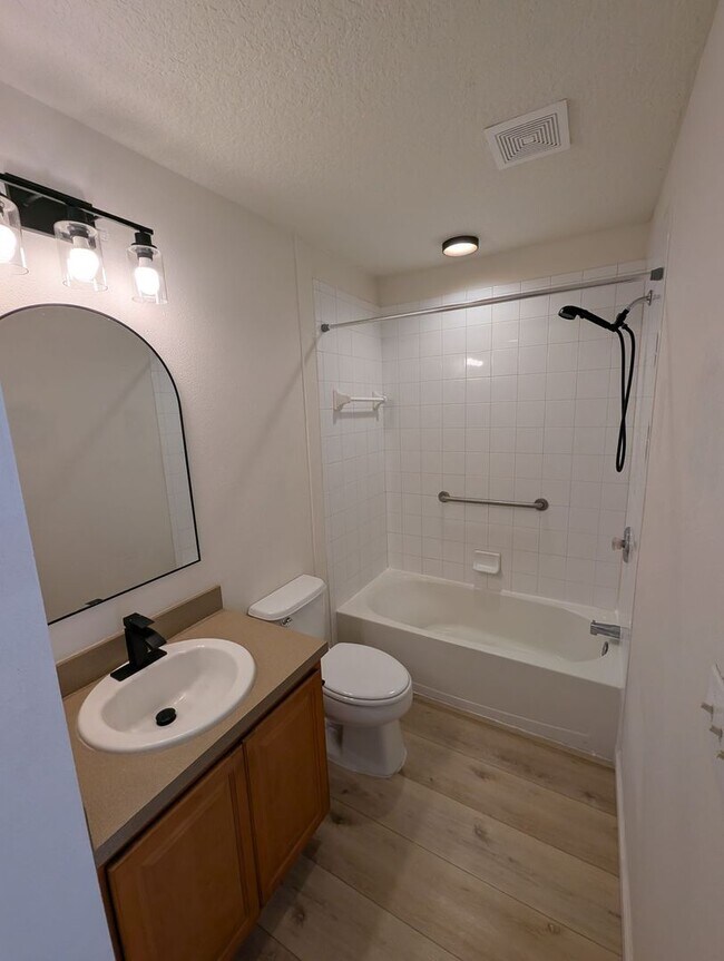 Building Photo - Beautiful 3 Bedroom 2.5 Bath Home in Paloma