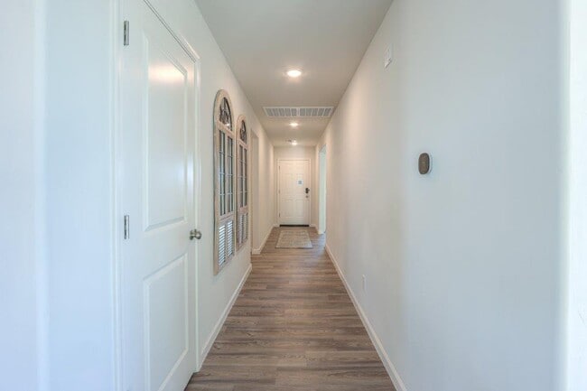 Building Photo - 2400 Tapatio Dr