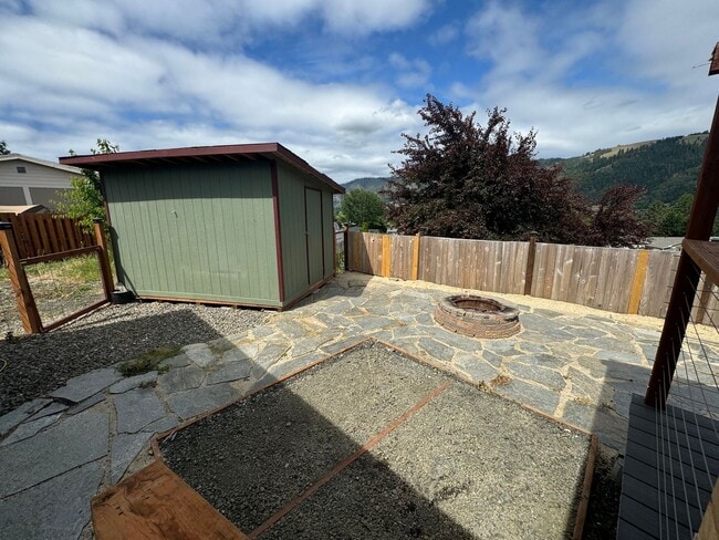 Building Photo - 3 Bedroom in Myrtle Creek