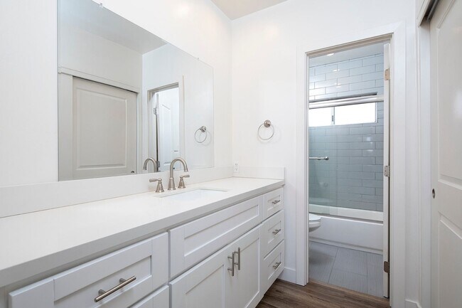 Building Photo - Beautiful 1BR in Mission Valley with Parki...