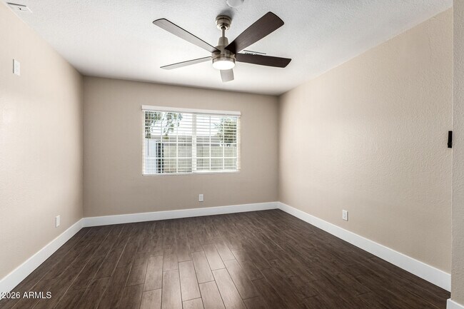 Building Photo - 7613 W Devonshire Ave