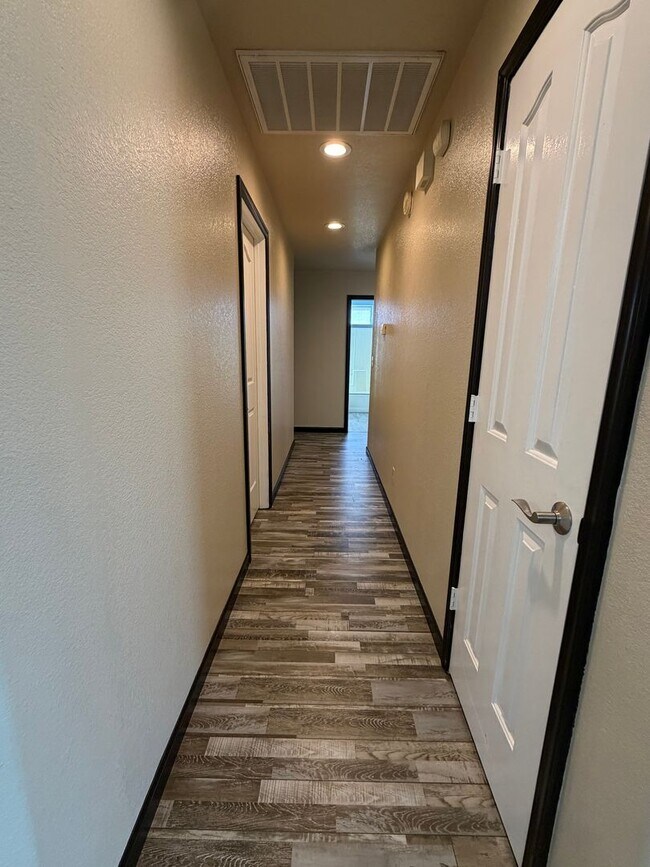 Building Photo - 4 Bedroom home in Ravenwood Estates