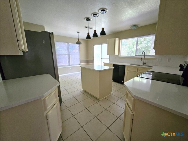 Building Photo - 120 Wind Ridge Dr