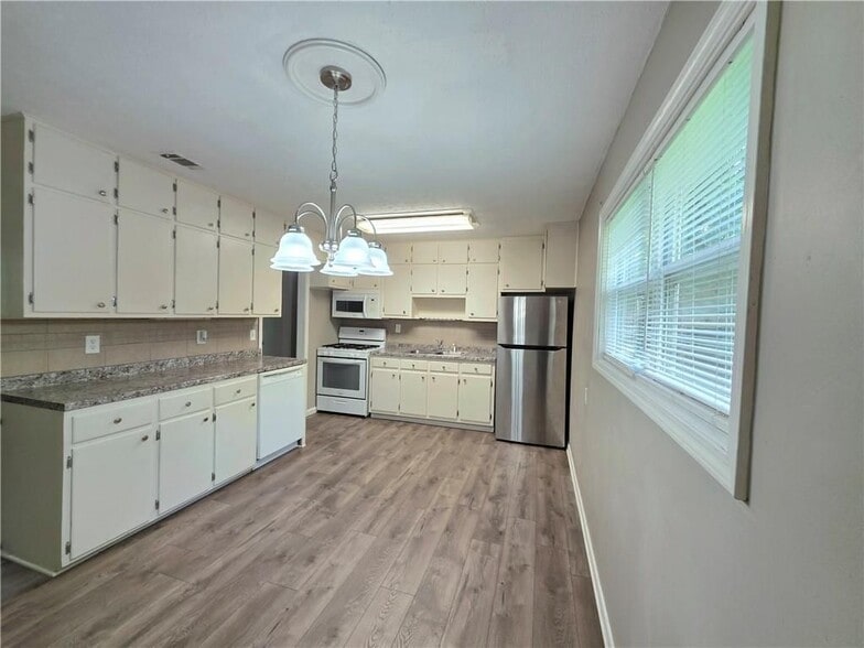 Building Photo - 3460 Meadowview Dr