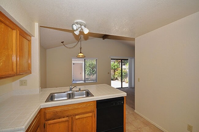 Building Photo - Lovely single level end unit in Tanglewood...
