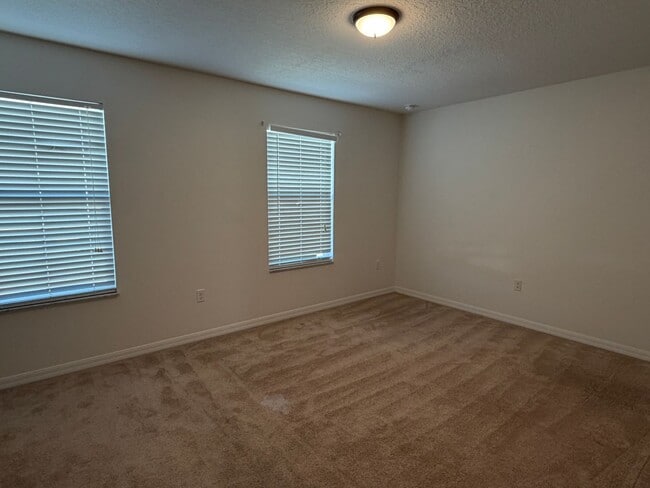 Building Photo - 5 bed 3 bath single family house for rent