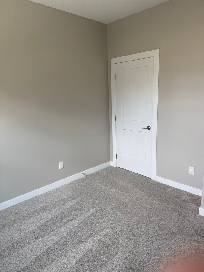 Building Photo - Spacious home in a desirable neighborhood