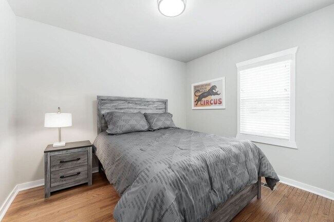 Building Photo - FURNISHED HOUSE! Short or Long Term! Large Newly Renovated Fully Furnished Modern 5 Bedroom Home ...