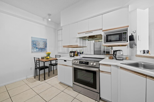 Building Photo - 3225 NE 184th St