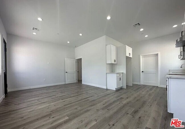 Building Photo - 6829 Bellaire Ave