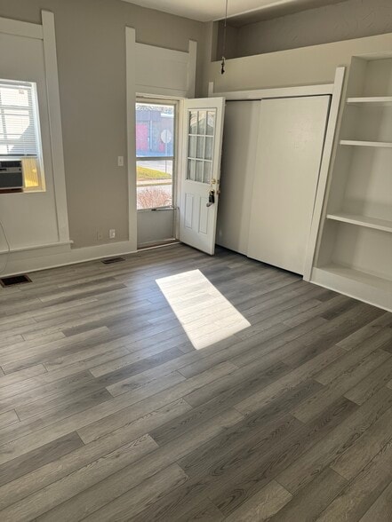 Spacious 1 bedroom - 294 W Clinton St