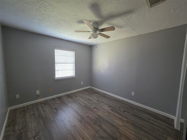 Building Photo - 1015 Western Hills Dr