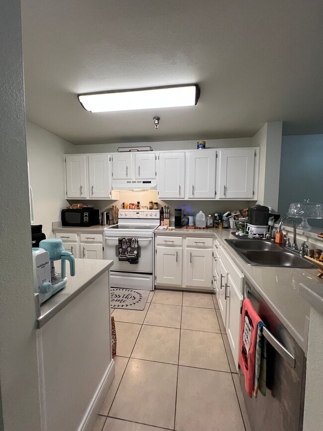 Building Photo - Welcome to Renton Ridge, 3 bed 2 bath with...