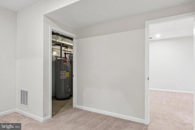 Building Photo - 18270 Moss Gdn Rd
