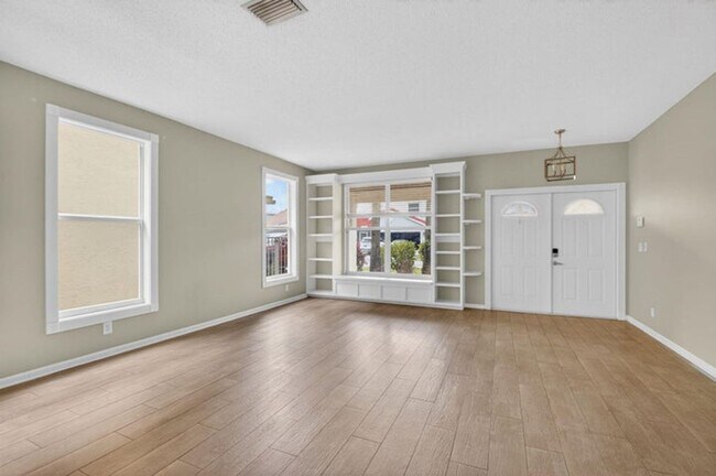 Building Photo - 18196 Clear Brook Cir