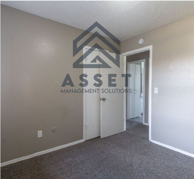 Building Photo - Cute 5 Bedroom House!