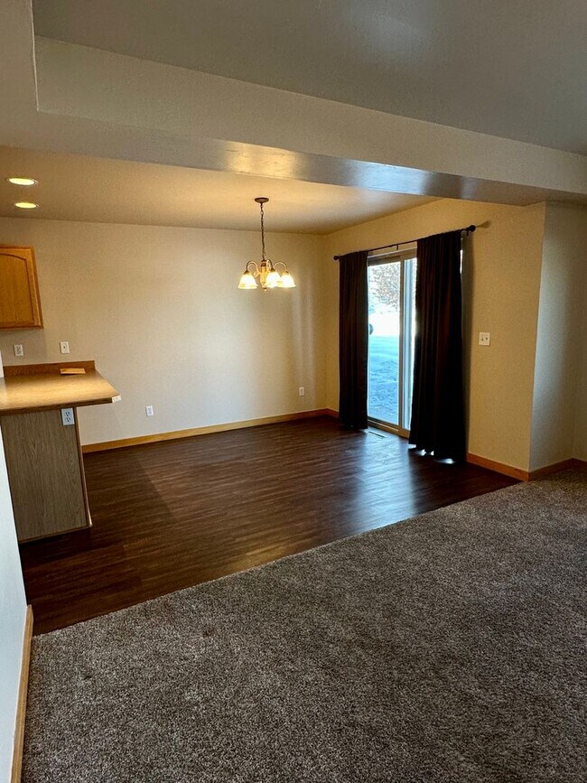 Building Photo - Spacious & Updated Townhome in Broadwater ...