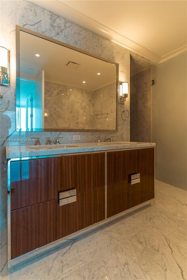 Building Photo - 15701 Collins Ave