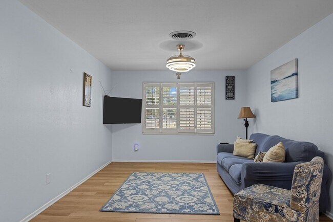 Building Photo - 3700 Fairmont Dr