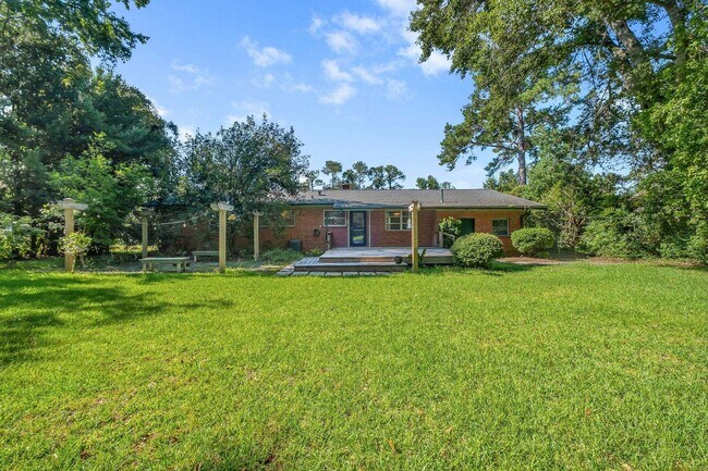 Building Photo - 1230 Circle Dr