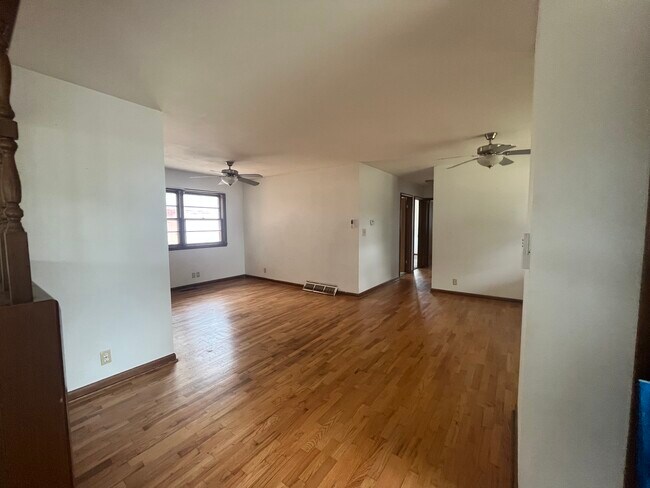 Building Photo - 320 W College