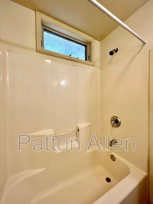 Building Photo - 43 Ravenscroft Dr