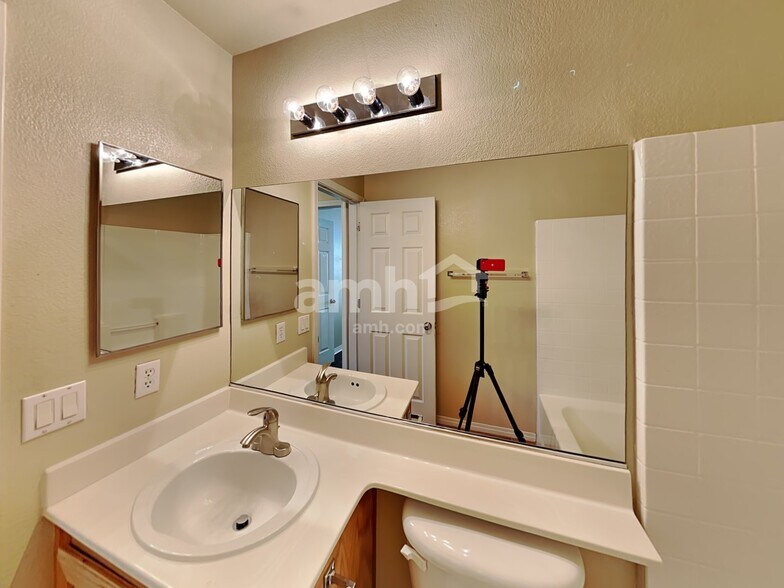 Building Photo - 7269 Vinca Rd