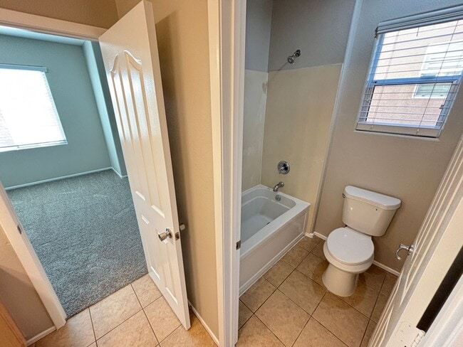 Building Photo - Gorgeous 6Bed/5Bath/4Car, 2-Story Home located in the Mountains Edge