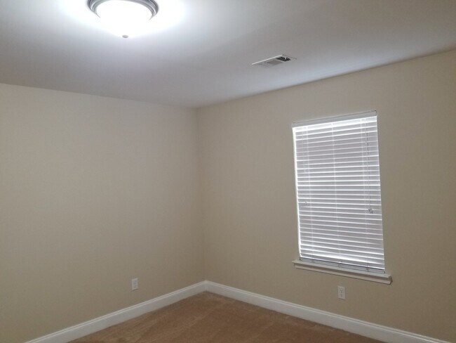 Building Photo - Spacious 3 Bedroom 2.5 Bath Townhome with ...