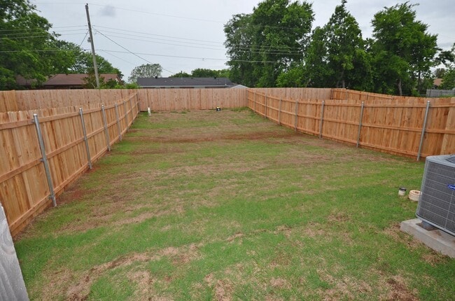 Building Photo - 3 Bed 2 Bath 2 Car Duplex in Chisholm Creek NW OKC
