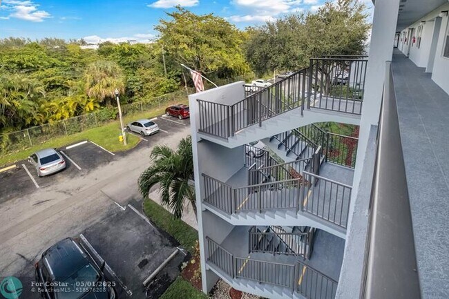 Building Photo - 12600 SW 5th Ct