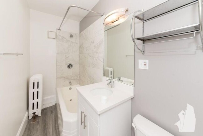 Building Photo - 3 bedroom in Chicago IL 60657