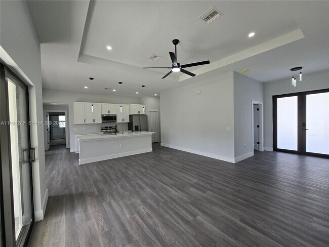 Building Photo - 1605 W 11th St