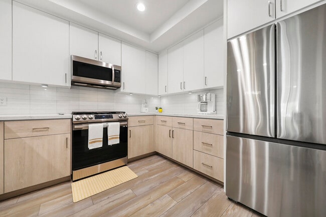 Building Photo - 2601 S Broadmoor Dr