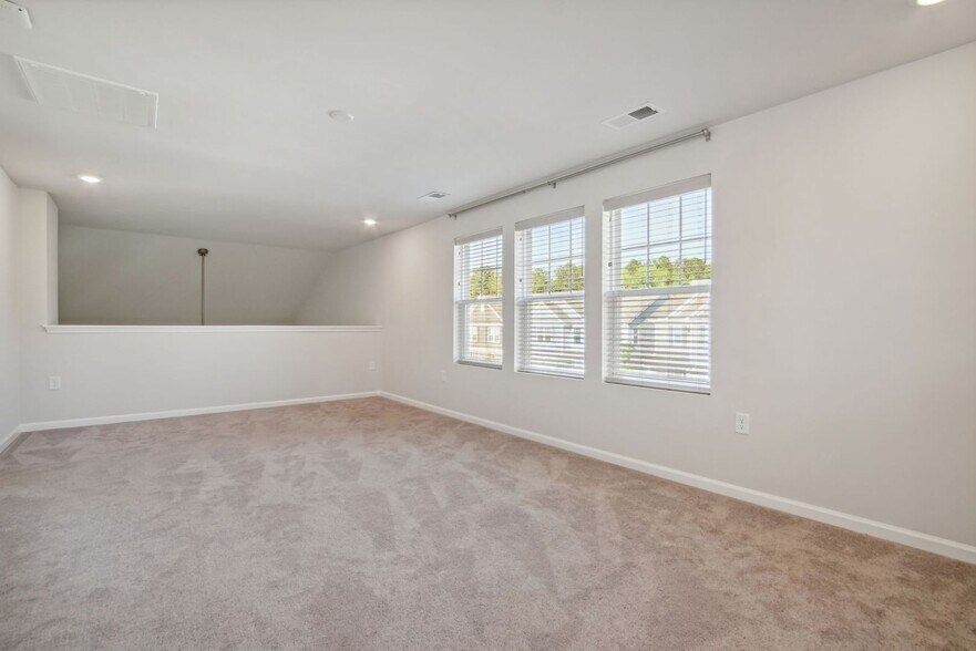 Building Photo - 102 Bedivere Ln